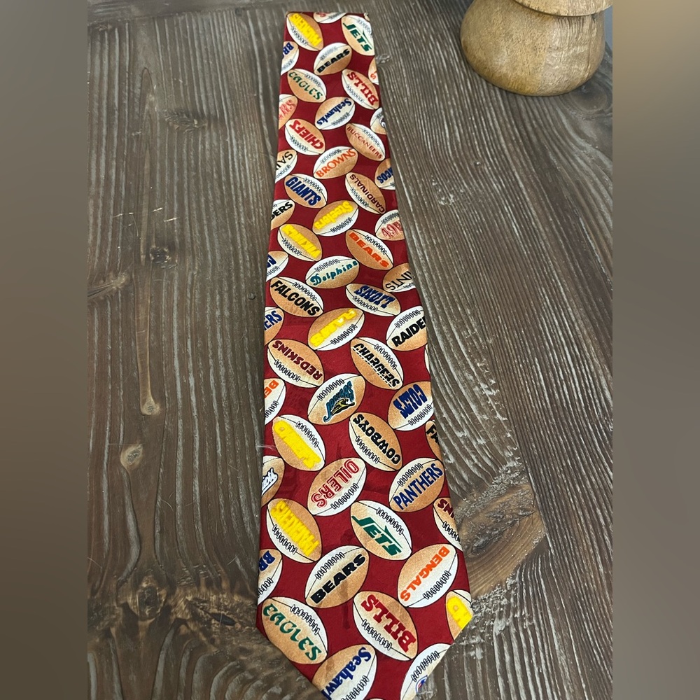 Vintage Team NFL Football Team Logo Tie Footballs Franchise Team Logos 100% Silk - Picture 3 of 9